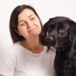 Person med svart hund