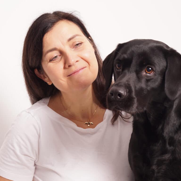 Person med svart hund