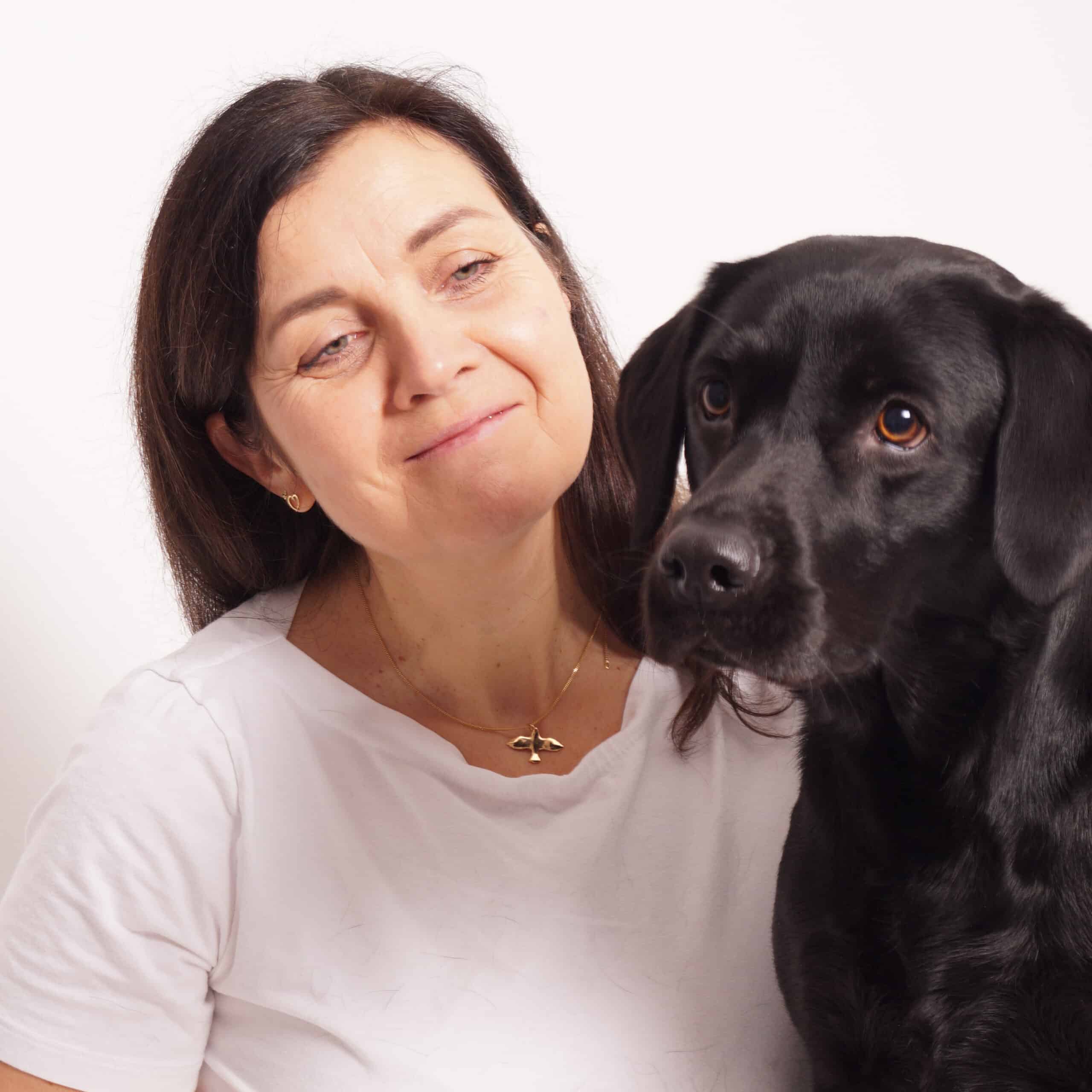 Person med svart hund